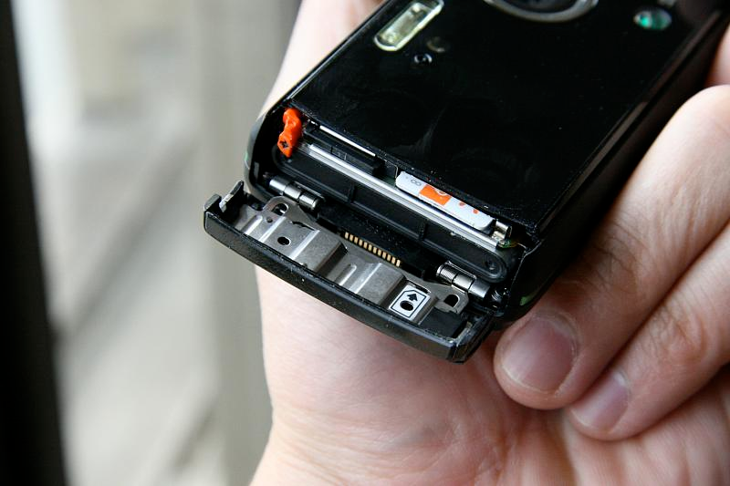 Illustration for article titled Lightning Review: Sony Ericsson K850i CyberShot Phone (Verdict: Almost Usable, But Not Quite)